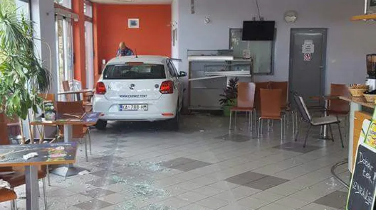 Neobična nezgoda u Vrpolju: francuska turistkinja se zabila autom u stakleni izlog i uni&scaron;tila pola benzinske crpke