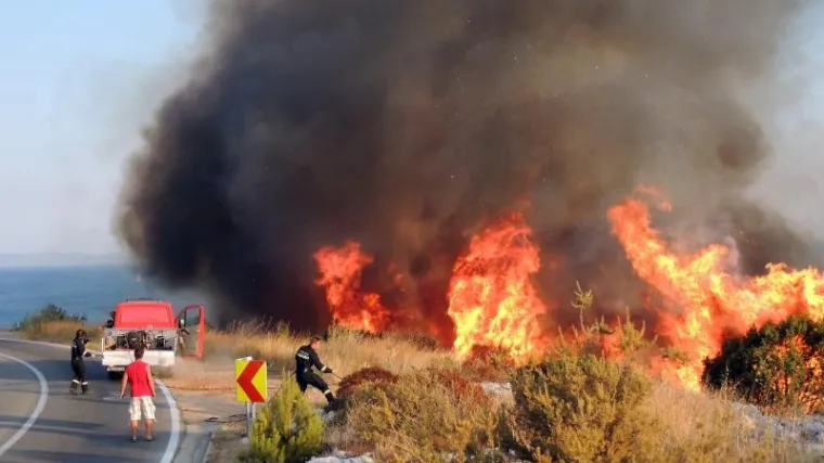 Izbio na predjelu punom vila i hotela, a bura ga raspuhala u svim smjerovima