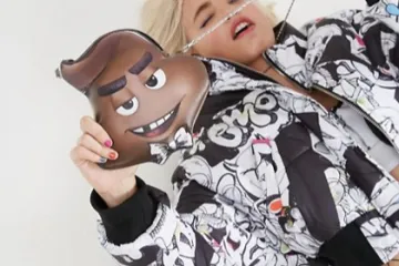 prodaje torbu dizajniranu tako da izgleda kao Poop (govance) iz 'Emoji filma'