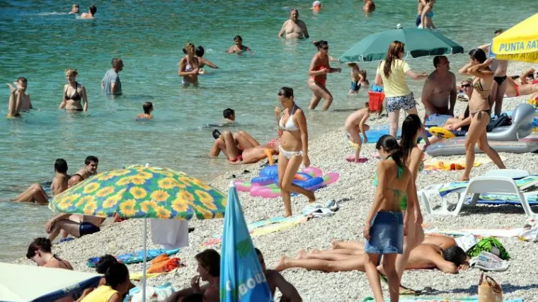 Kriomice snimao žene u svlačionicama na plaži u Brelima
