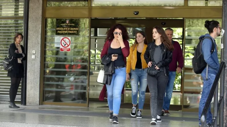 Dok se sindikalisti i mladi prepucavaju, Ministarstvo ide u akciju