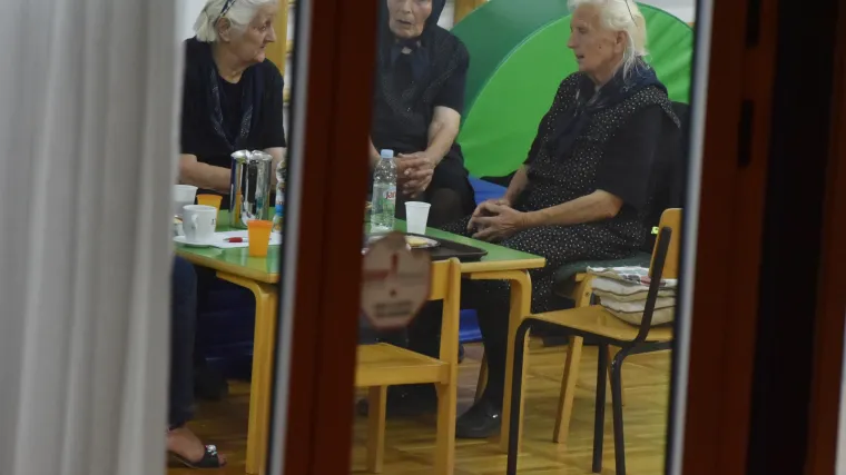 Vatrogasci i vojska brane Drni&scaron; od požara, dio stanovni&scaron;tva evakuiran