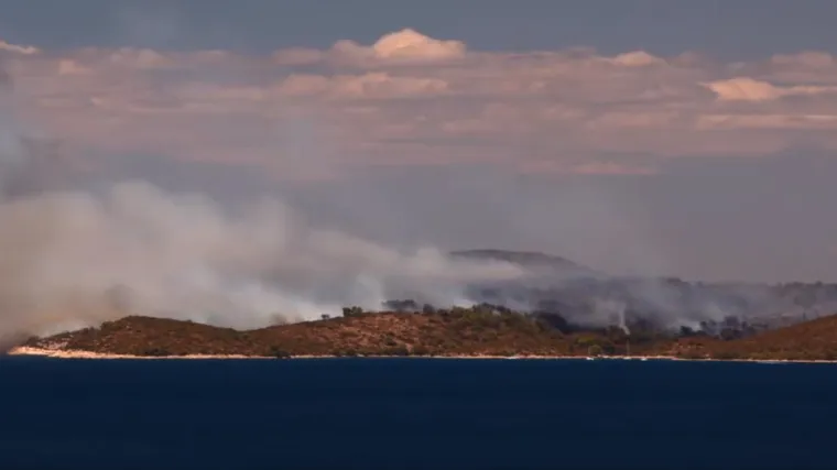 Požar koji 'ždere' sve pred sobom: zapanjujuća timelapse snimka vatrene buktinje na Hvaru
