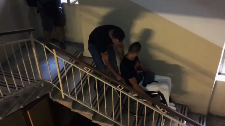 Ratni invalid u kolicima se morao se 'popeti' do sudnice radi obrane od optužbe za uvredu