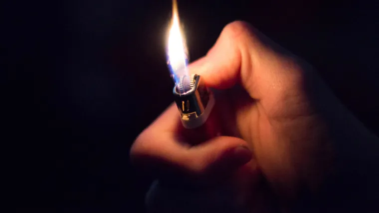 Uhvaćen na djelu: &scaron;ibenska policija uhvatila mu&scaron;karca koji upaljačem pali vatru