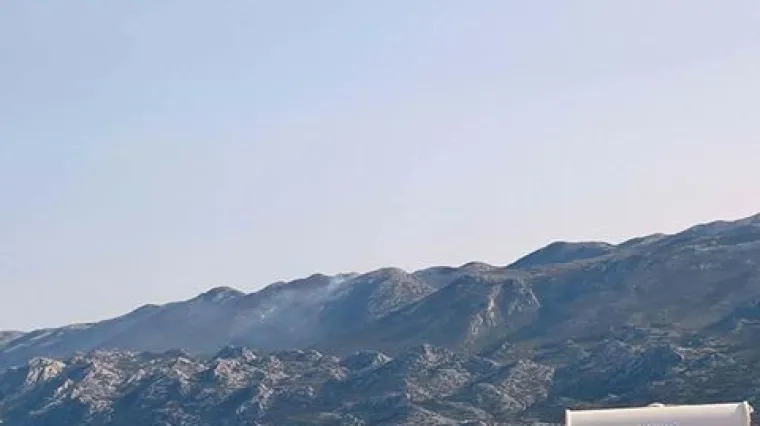 Sjeverni Velebit gori tjedan dana, nije ga ugasila niti ki&scaron;a