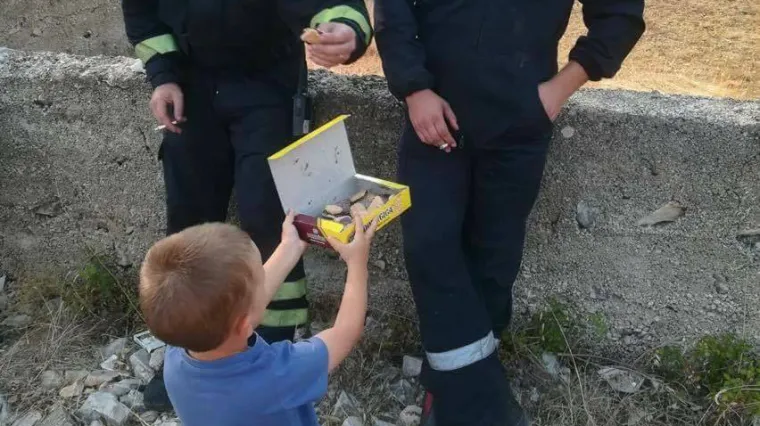 Dirljiva fotografija osvaja internet: 'Ovo se zove snaga malog čovjeka za velike ljude'