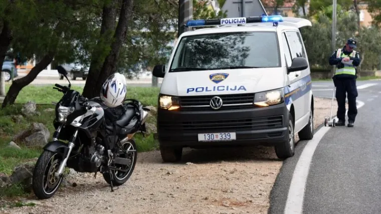 'Cijeli vizir kacige mu je bio popljuvan, a od udaranja po mom autu raskrvario si je &scaron;aku'