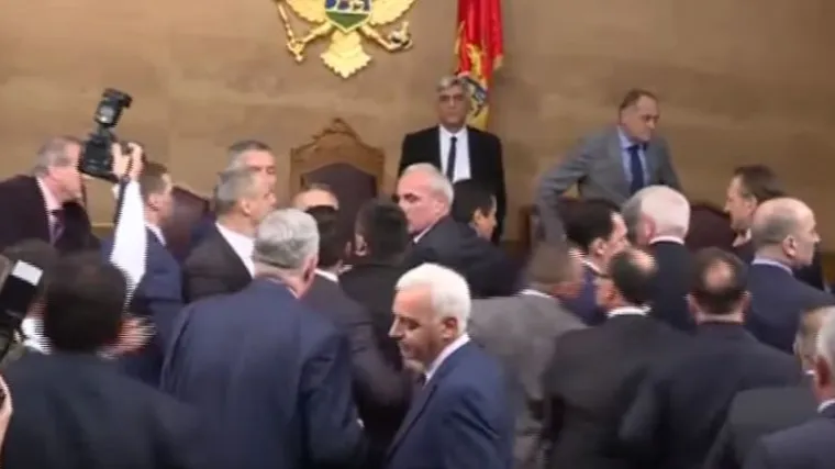 Oporba traži ostavku crnogorskog ministra obrazovanja zbog skandala s prepisivanjem kurikuluma