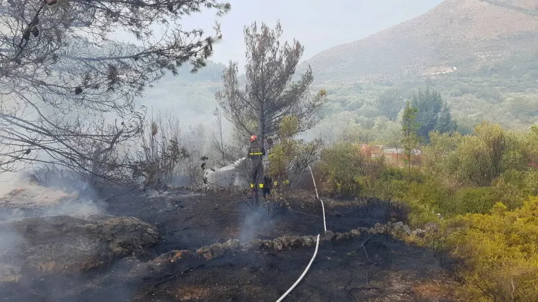Bizaran slučaj požara na Korčuli: baka bacila opušak u travu pa s djedom pokušala ugasiti vatru