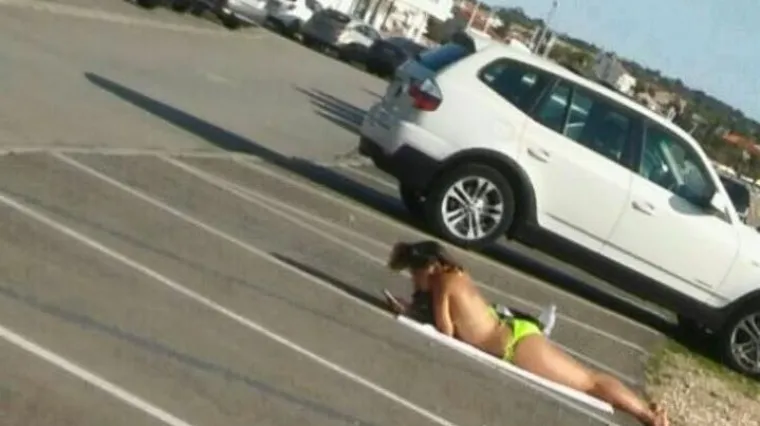 Uz sve divne plaže ona se sunča nasred parkirali&scaron;ta u Novalji?!