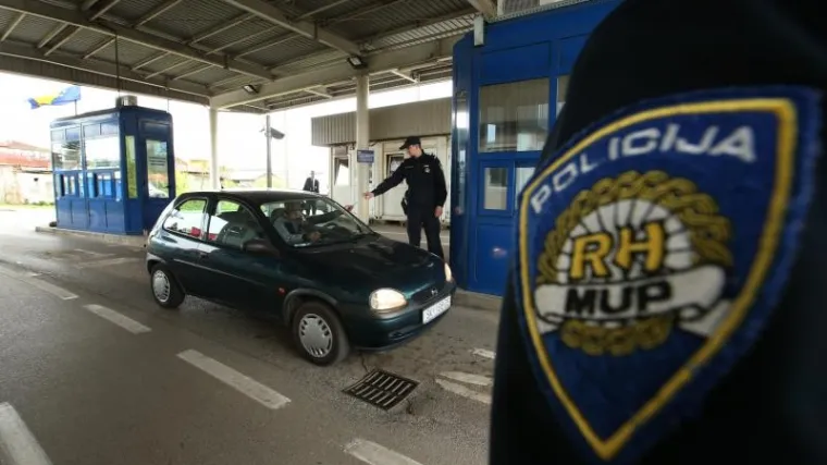 'Postavljao mi je bizarna pitanja, ženu koja jedva hoda izveo iz busa'