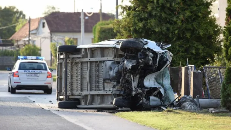 Kombijem se zabio u stup niskonaponske mreže