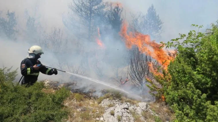 Zračne snage gase požar na Biokovu i Velebitu, na Promini vojska