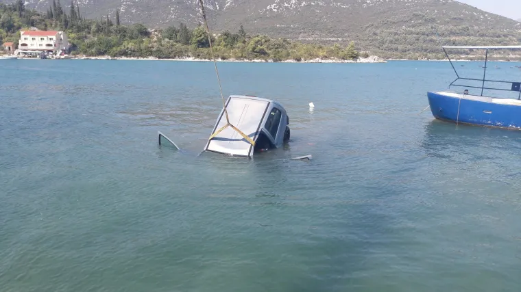 Divlji zapad na Pelje&scaron;cu: gurnuo auto sumje&scaron;tanina u more jer mu je smetao za betoniranje uvale