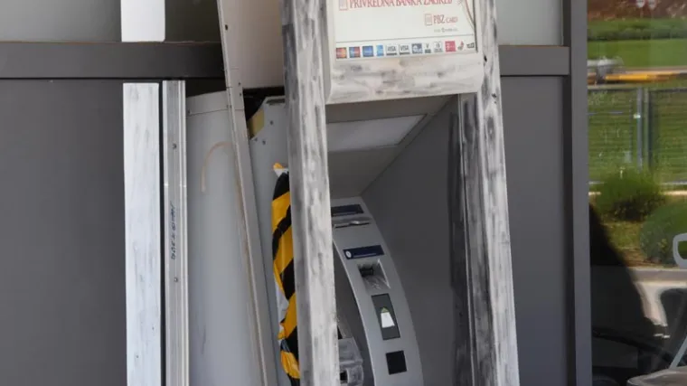 Pljačka i u Istri: eksplozijom raznesen bankomat u Pazinu