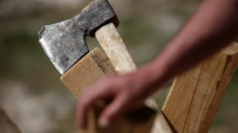Pijani muškarac progonio svoju suprugu sa sjekirom ispred djece i vikao 'Ubil bum te, ne buš se izvukla'