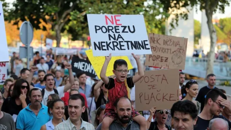 U Rijeci protiv poreza na nekretnine prosvjedovalo nekoliko stotina građana