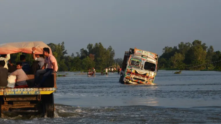 Vi&scaron;e od 1200 mrtvih u poplavama u južnoj Aziji