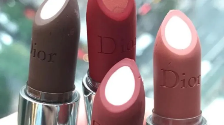 Nai&scaron;li smo na Instagram profil curke koja uni&scaron;tava skupe ruževe i ne možemo doći k sebi od zadovoljstva