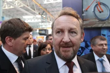 Uhitili ženu koja je koloni službenih automobila pokazala srednji prst