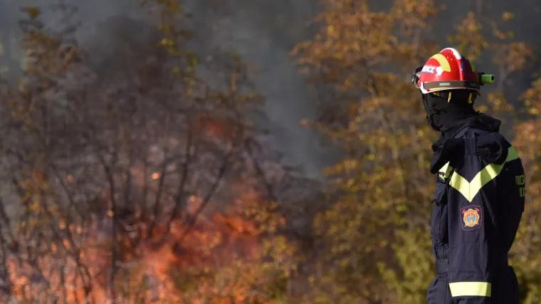 Maloljetni piroman koji je upaljačem i povećalom zapalio &scaron;est požara na području Žagrovića - neće ići u zatvor