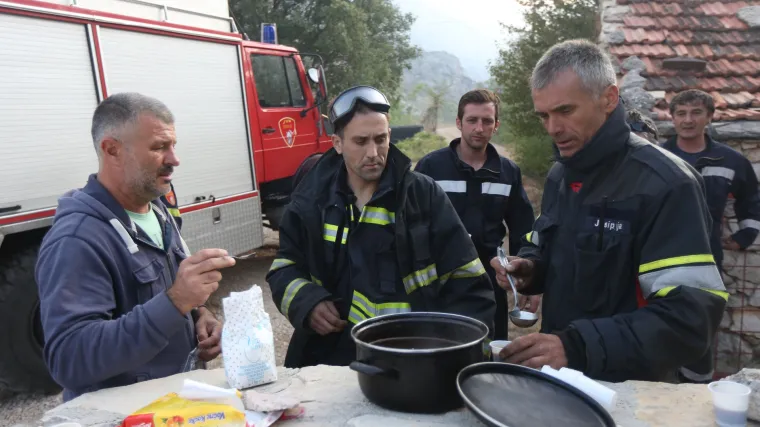 Zatonski DVD-ovac Smoliću: 'Može vas biti sram. Mesni narezak mi izlazi na nos, a za njega trebamo provesti i 10 sati na terenu&hellip;'