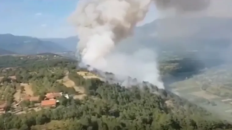 Zbog &scaron;irenja požara na Velebit helikopterom stigli profesionalni vatrogasci iz Rijeke i Splita