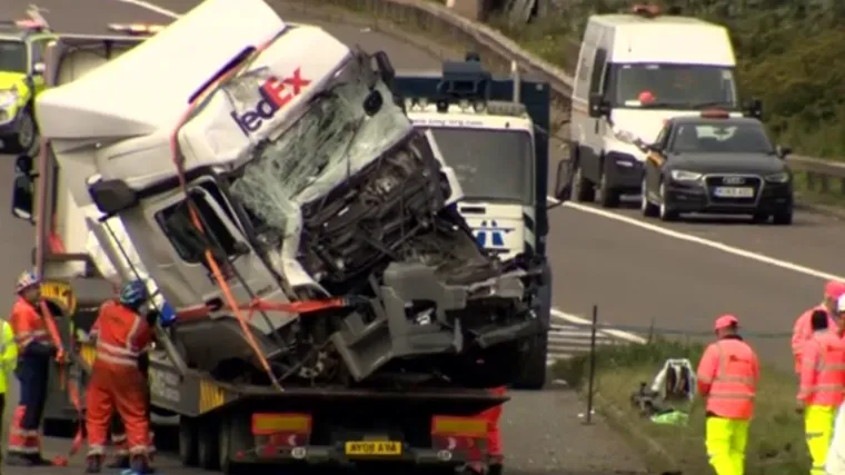 Osmero poginulih u sudaru dva kamiona i minibusa