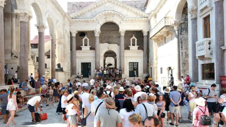 Nakon glasne svađe slomio talijanskom turistu ruku u centru grada