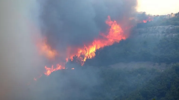 Profesionalni gasitelji iz Splita i Rijeke na požari&scaron;te stigli helikopterom