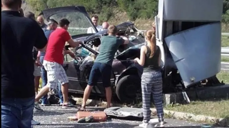 Stravična nesreća u Zagorju na autocesti Zagreb-Macelj: zabio se u stup benzinske i poginuo, suvozačicu prevezli u bolnicu