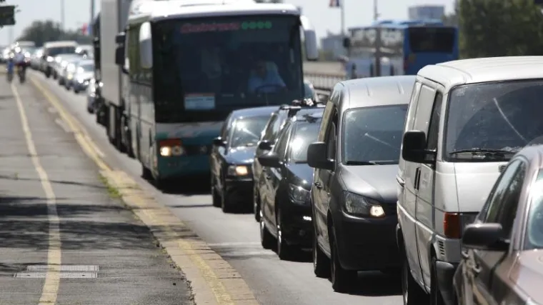 Prometna nesreća u Zagrebu: na Mostu slobode u lančanom sudaru uni&scaron;tena četiri automobila