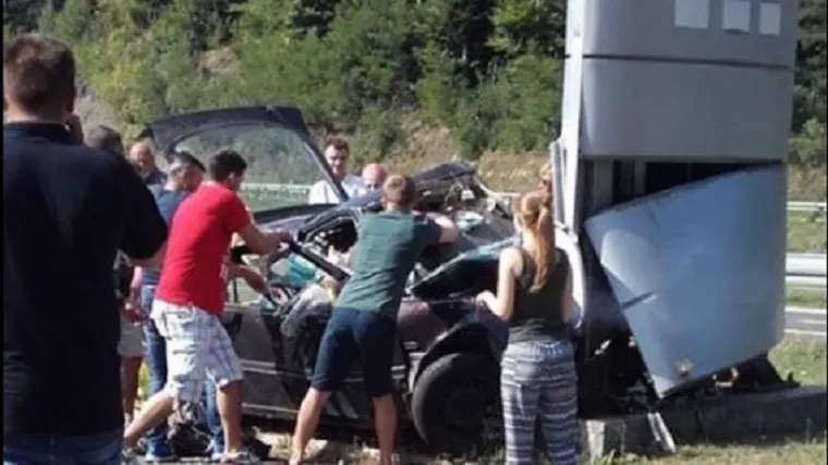 Zabio se u stup benzinske i poginuo, suvozačicu prevezli u bolnicu