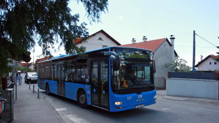 Novi incident u autobusu ZET-a: 'Suznih očiju je obja&scaron;njavala da nema za kartu za sebe i dijete, ali vozač ju je izbacio'