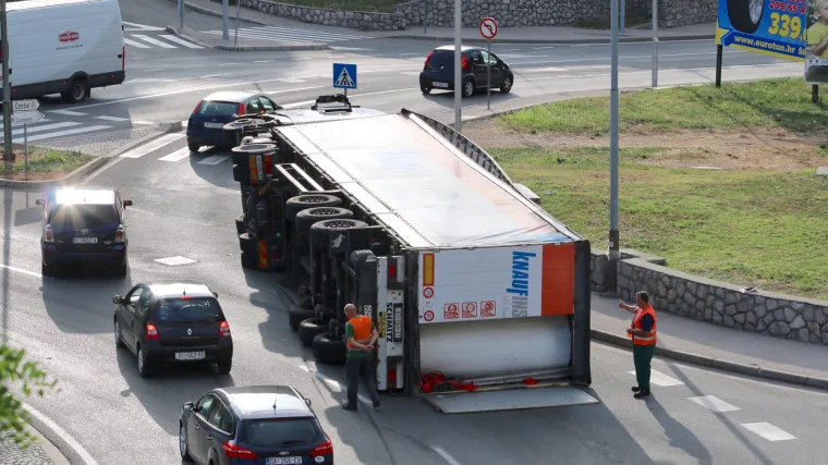 Nesreća na &Scaron;kurinjama: kamion se prevrnuo na kružnom toku u Rijeci