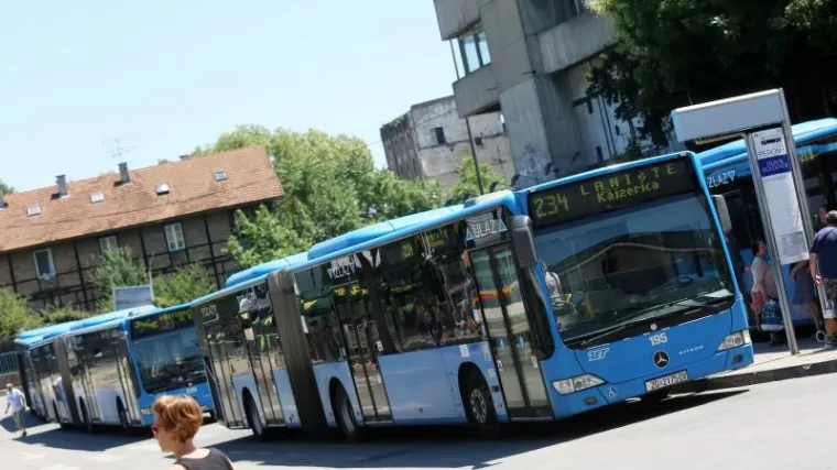 Vozač uplakanu ženu i dijete silom izbacio van iz autobusa, putnici platili karte