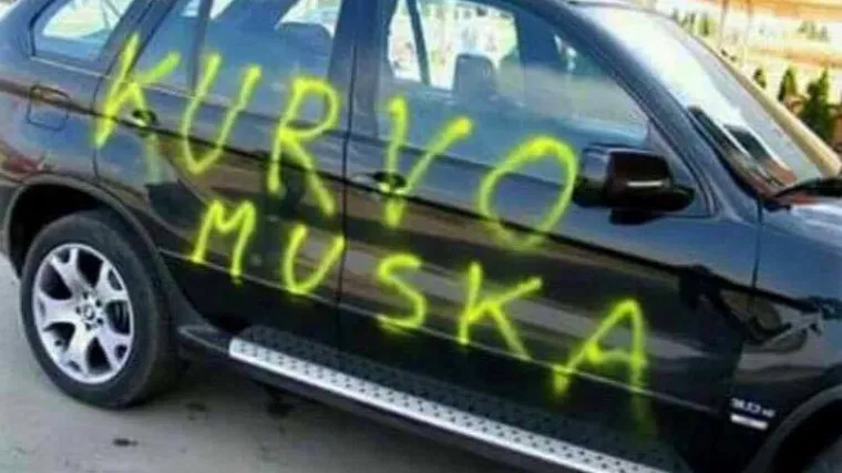 Na automobilu mu osvanuo fluorescentni natpis, pitamo se zašto...