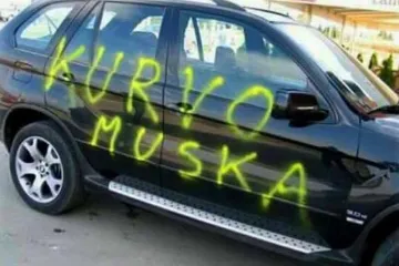 Na automobilu mu osvanuo fluorescentni natpis, pitamo se zašto...