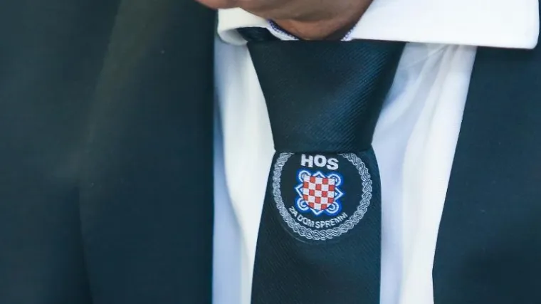Detalj koji je mnogima promaknuo: HOS-ovac na jučera&scaron;njoj konferenciji nosio kravatu s natpisom "Za dom spremni"