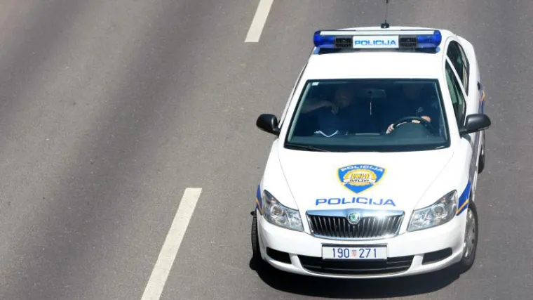 Pijanog mladića uhvatili kako vozi bez dozvole automobil na kojemu se nalaze nepripadajuće registracijske oznake