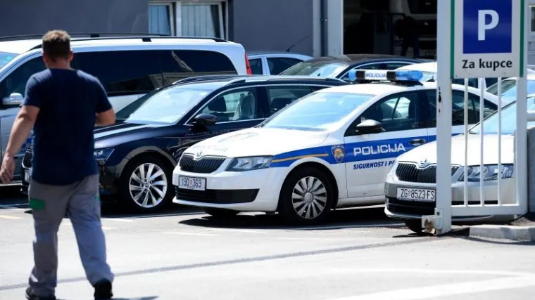 Maskirani dvojac uz prijetnju pi&scaron;toljem opljačkao tvrtku za prodaju auta, odnijeli 200.000 kn