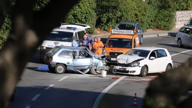 Te&scaron;ka prometna nesreća u sredi&scaron;tu Rijeke: sudar Golfa i Corse, jedan vozač te&scaron;ko ozlijeđen