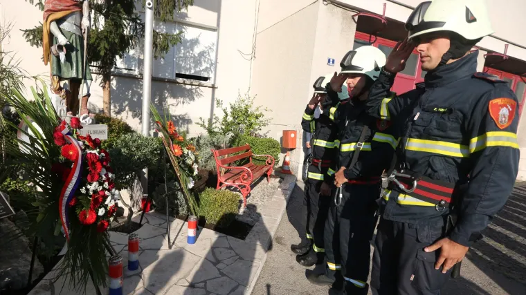 'Te&scaron;ko je i nitko to ne može opisati, to jedino zna onaj koji je to doživio': u &Scaron;ibeniku položeni vijenci za stradale vatrogasce