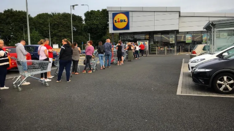 Tučnjava u Lidlu zbog jeftinog vina: 17 osoba ozlijeđeno, pet uhićeno
