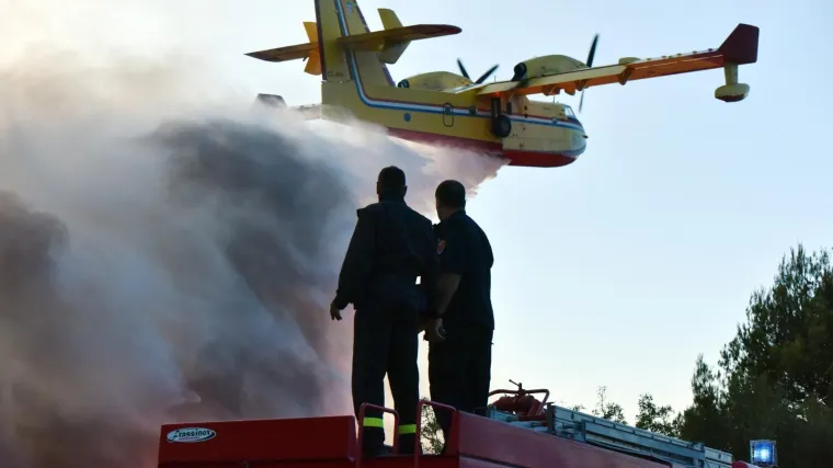 Vatrogascima pomažu dva kanadera i Airtractor