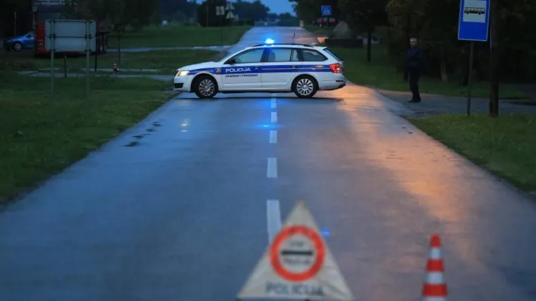 Automobil naletio na dva pje&scaron;aka, cesta zatvorena a vozač i pje&scaron;aci prevezeni u bolnicu