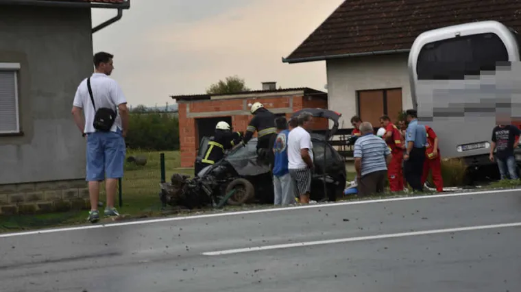 Autobus se sudario s autom, a onda otklizao i zabio se u kuću