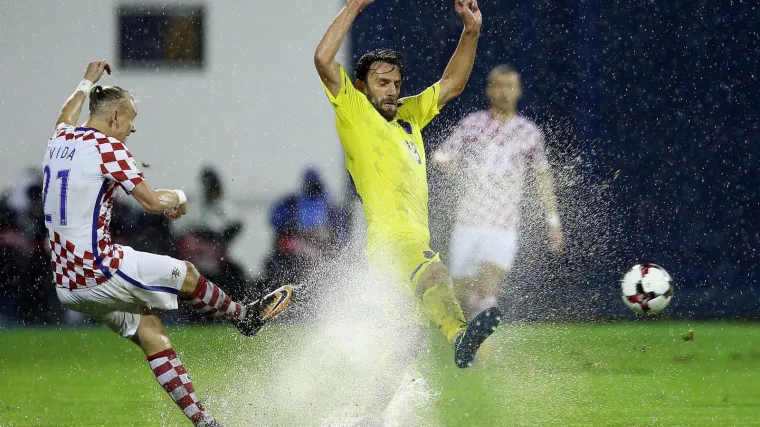 Ki&scaron;a potopila teren: prekinuta utakmica Hrvatske i Kosova u maksimirskoj kaljuži