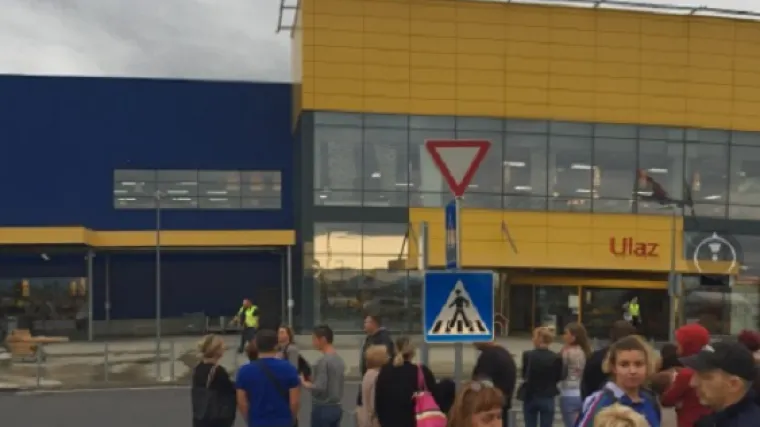 Kupce preko razglasa zamolili da odmah napuste trgovački centar, otkriveno tko je krivac za paniku